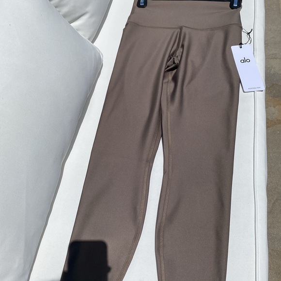 ALO Yoga 7/8 high waist leggings 

Color olive tree.   Size small - Picture 3 of 5